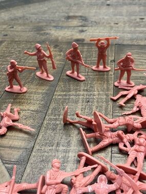 30 Vintage style plastic army men toy soldiers for pretend play or diorama